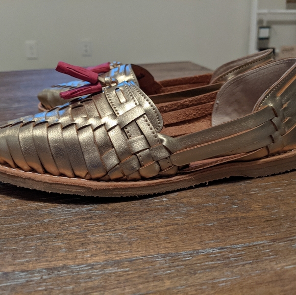 Gold huaraches with pink tassel - Picture 5 of 5